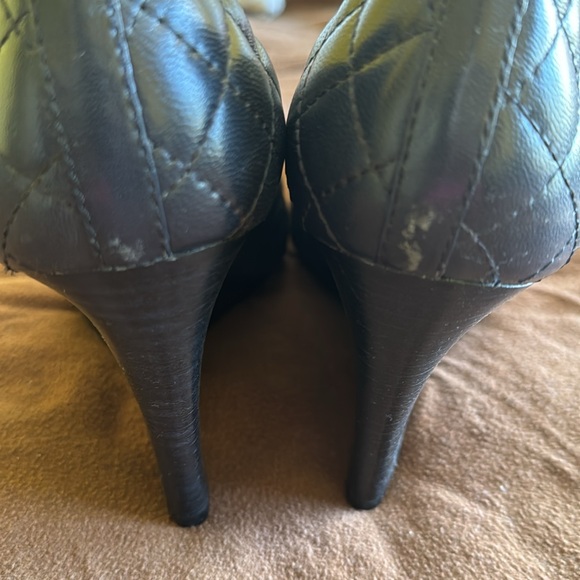 Preowned rare Tory Burch Navy Quilted Wedges 11 M. - Picture 12 of 12